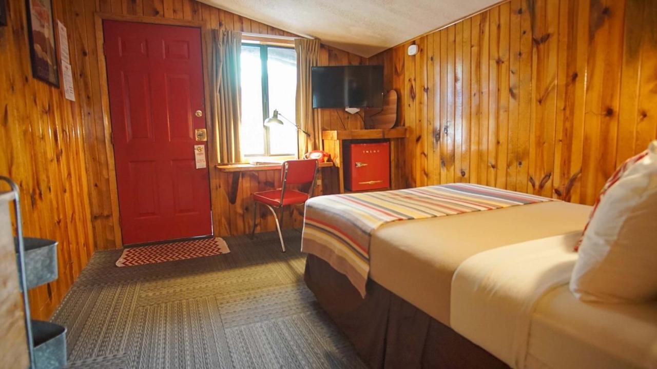 באולדר Foot Of The Mountain Motel מראה חיצוני תמונה
